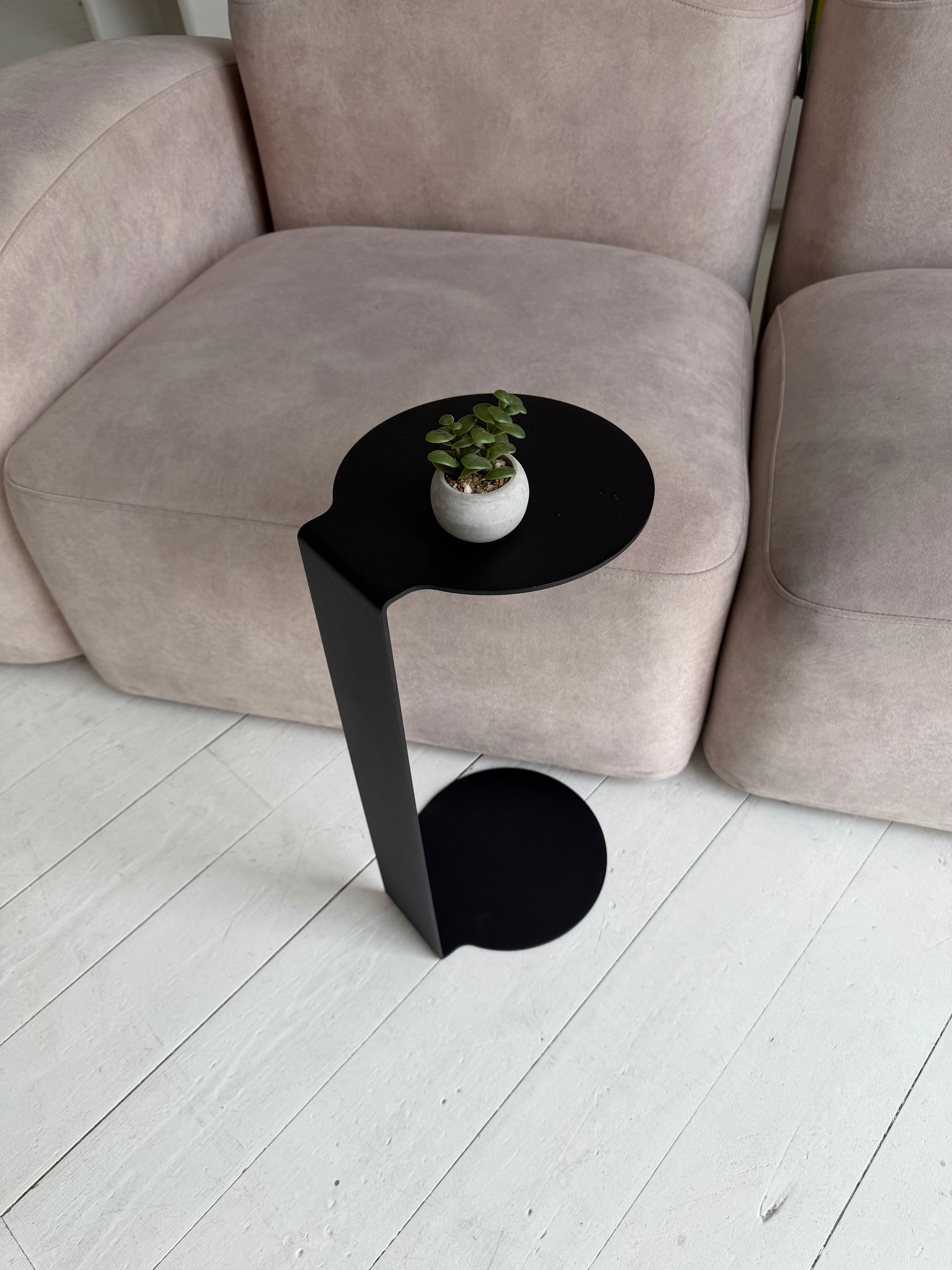 Round Metal Side Table – Minimalist Powder-Coated Steel, Black or White