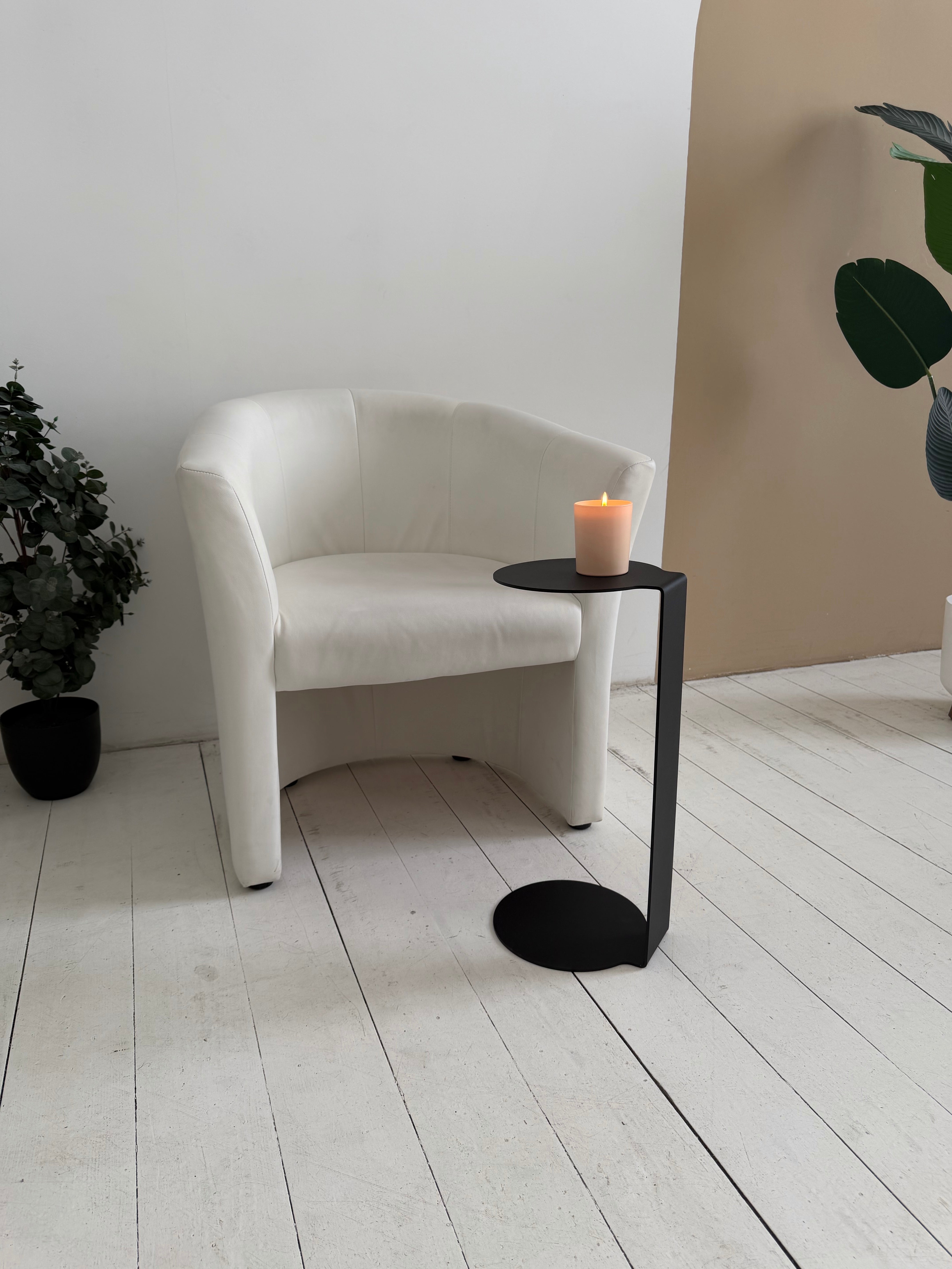 Round Metal Side Table – Minimalist Powder-Coated Steel, Black or White