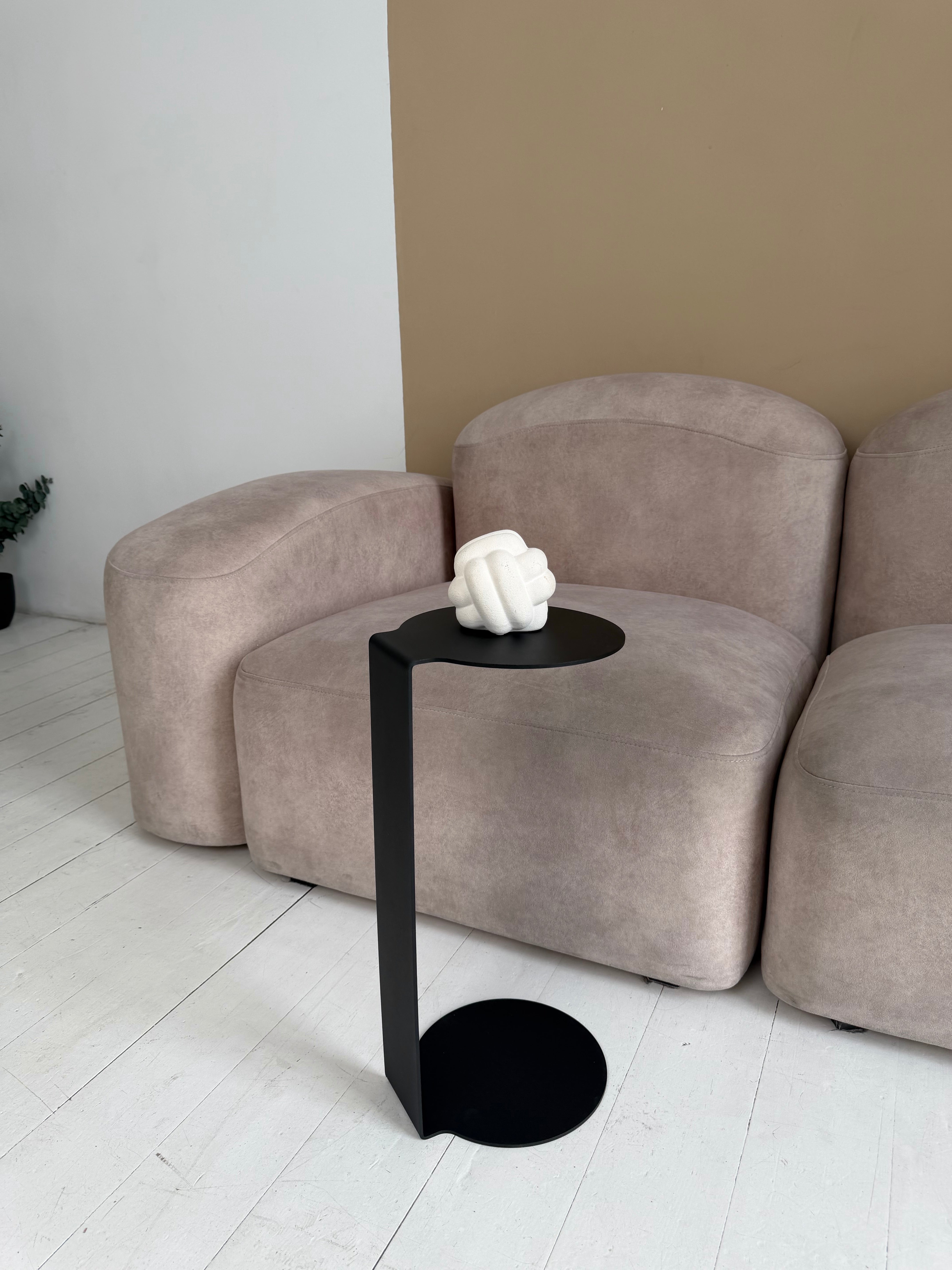 Round Metal Side Table – Minimalist Powder-Coated Steel, Black or White