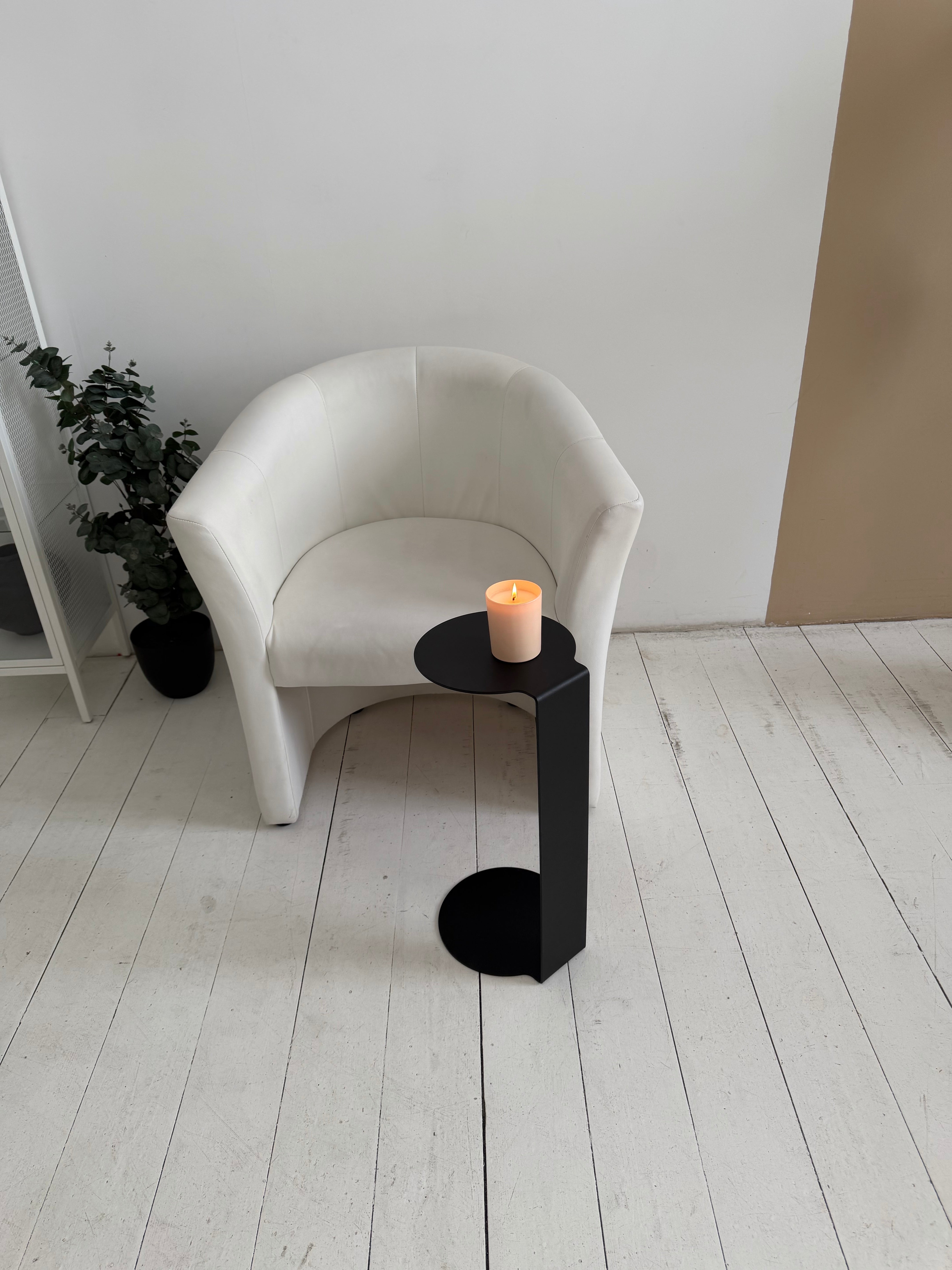 Round Metal Side Table – Minimalist Powder-Coated Steel, Black or White