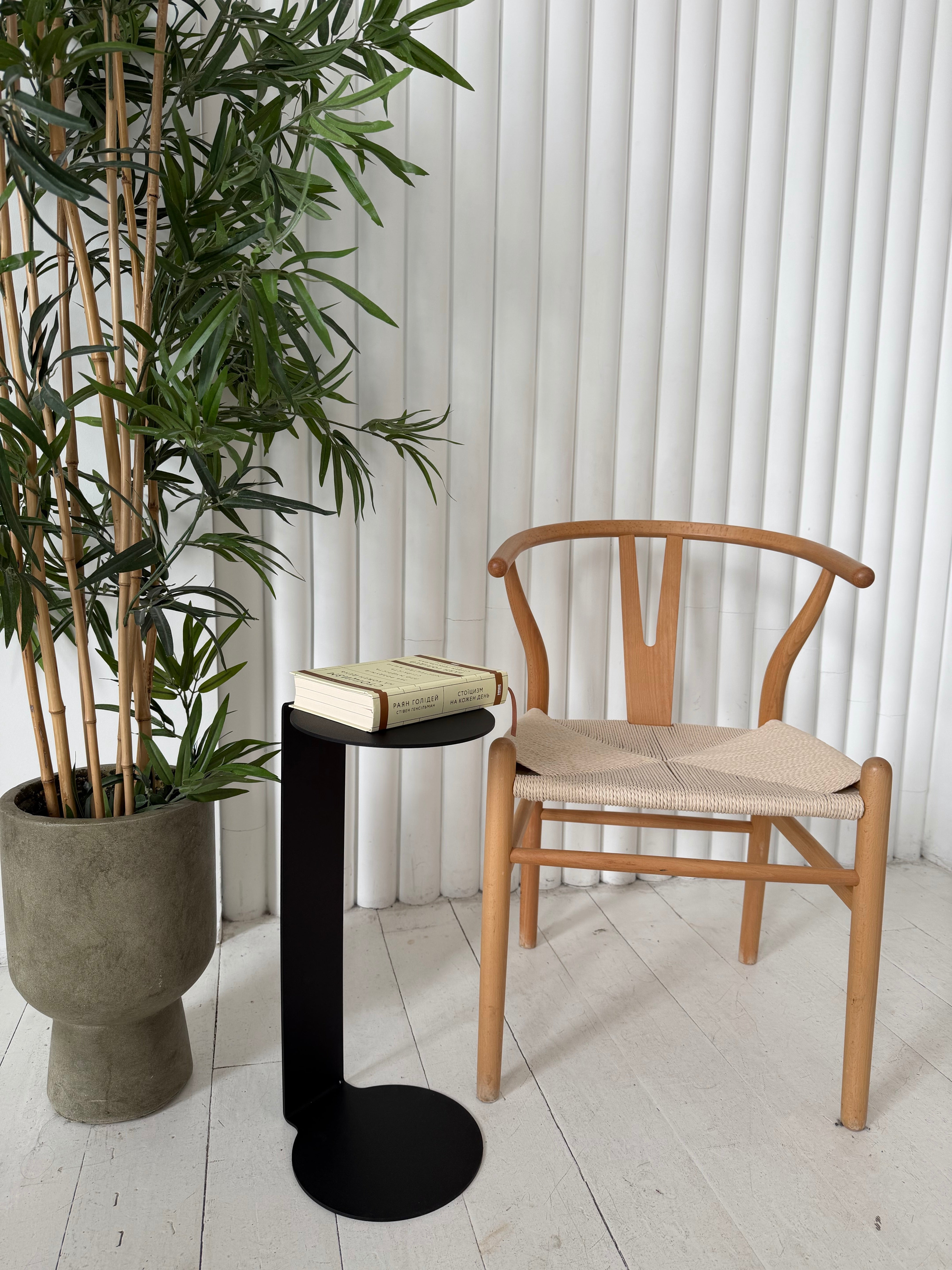 Round Metal Side Table – Minimalist Powder-Coated Steel, Black or White