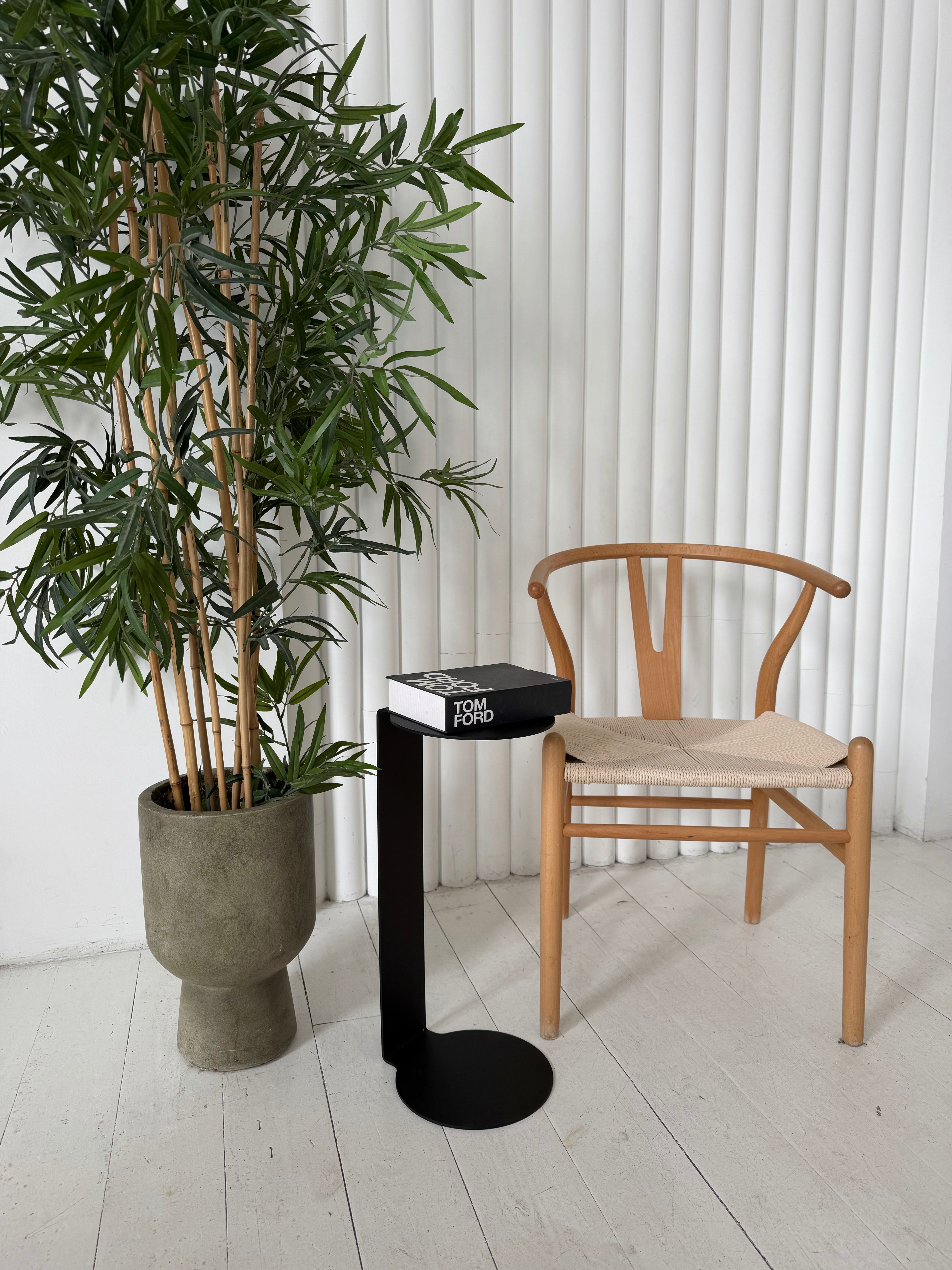 Round Metal Side Table – Minimalist Powder-Coated Steel, Black or White